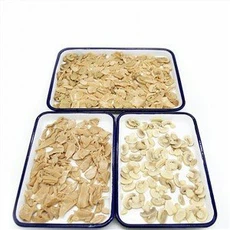 ชิ้นเห็ดและลำต้นในขวดแก้ว